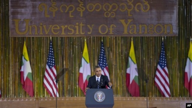 Tổng thống Obama phát biểu với sinh viên Miến Điện tại Đại học Yangon.