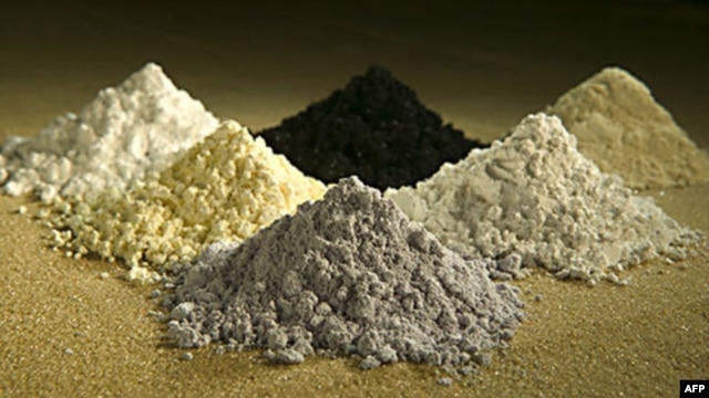 Đất hiếm theo chiều kim đồng hồ: praseodymium, cerium, lanthanum, neodymium, samarium, và gadolinium