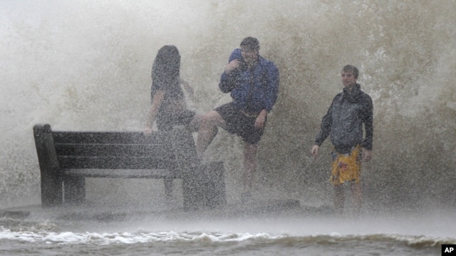 El Centro Nacional de Huracanes en Miami dijo que Isaac se convirtió en un huracán de categoría 1 y tocó tierra el martes sobre las 6:45 p.m., hora local.