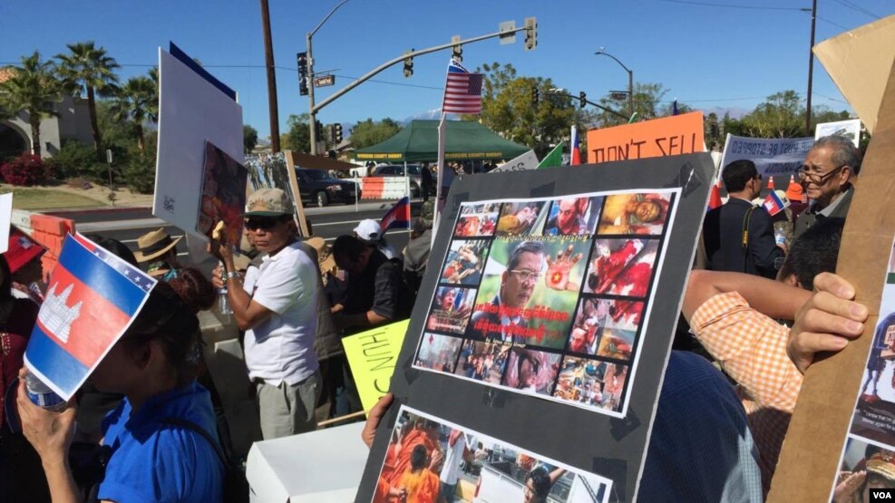 រូបឯកសារ៖ បាតុករ​ខ្មែរ​អាមេរិកាំង​រាប់​រយ​នាក់​មក​ពី​រដ្ឋ​ជា​ច្រើន​នៅ​សហរដ្ឋ​អាមេរិក បាន​ធ្វើ​បាតុកម្ម​នៅ​ឯ​កន្លែង​លំហែកាយ Sunnylands រដ្ឋកាលីហ្វរញ៉ា កាល​ពី​ថ្ងៃទី១៥ ខែ​កុម្ភៈ ឆ្នាំ​២០១៦ ដើម្បី​តវ៉ា​ឲ្យ​រដ្ឋាភិបាល​របស់​លោក​នាយក​រដ្ឋ​មន្ត្រី ហ៊ុន សែន គោរព​សិទ្ធិមនុ្ស​នៅ​កម្ពុជា។