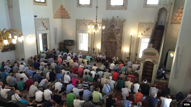 The central mosque in Sarajevo. (J. Swicord/VOA)