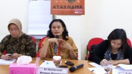 Komisioner Komnas Perempuan Sri Nurherwati (tengah) mendesak aturan bagi pejabat publik untuk mencegah pejabat publik yang melakukan kejahatan perkawinan seperti nikah siri, Rabu 6/2 (foto: VOA/Fathiyah).