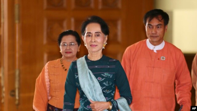 Lãnh tụ dân chủ Myanmar, bà Aung San Suu Kyi, đến tòa nhà quốc hội Myanmar ở Naypyitaw, Myanmar.