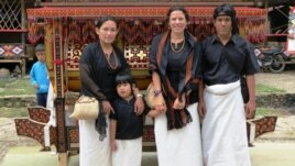 Dr. Kathleen Adams bersama saudara laki-laki angkatnya, beserta isteri dan puteri saudara angkatnya di Tana Toraja (VOA/courtesy photo).