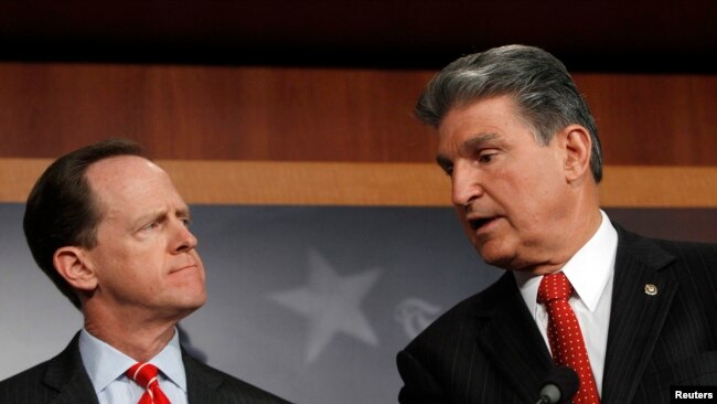 El senador Pat Toomey (izquierda) y el senador Joe Manchin han patrocinado un proyecto de ley sobre el control de armas.