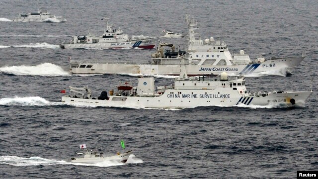 Bức không ảnh cho thấy tàu hải giám của Trung Quốc chạy cạnh tàu tuần duyên của Nhật Bản gần khu vực đảo đang tranh chấp