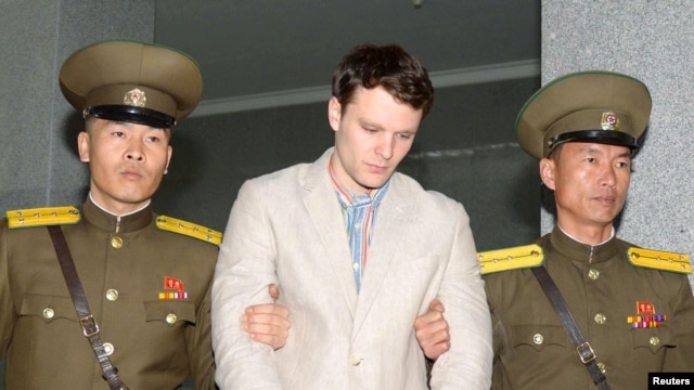 Otto Warmbier (giữa) bị Bình Nhưỡng tuyên án 15 năm tù lao động khổ sai về tội âm mưu chống lại nhà nước Bắc Triều Tiên.