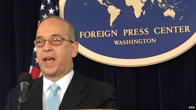 Trợ lý Ngoại trưởng Mỹ phụ trách các vấn đề Đông Á và Thái Bình Dương Daniel Russel phát biểu trong cuộc họp báo ở Trung Tâm Báo Chí Quốc Tế tại Washington.
