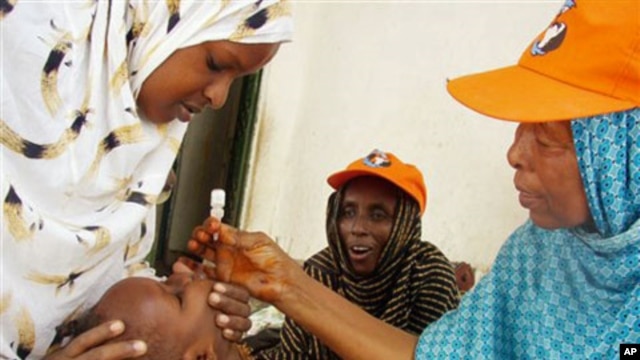A World Health Organization worker gives a dose of polio vaccine to a Somali child in Mogadishu, Sep 2006 (file photo)
