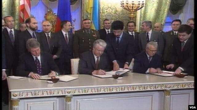 Đại diện 3 nước Ukraine, Nga, và Mỹ ký thỏa thuận hạt nhân vào tháng 1 năm 1994.