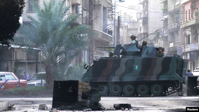 Binh sĩ Libăng tuần tra lối vào khu phố Bab al-Tebbaneh của người Hồi giáo Sunni, ngày 22/10/2012