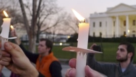Las protestas frente a la Casa Blanca no se hicieron esperar urgiendo el control de armamento largo en EE.UU.