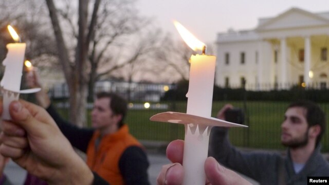 Las protestas frente a la Casa Blanca no se hicieron esperar urgiendo el control de armamento largo en EE.UU.