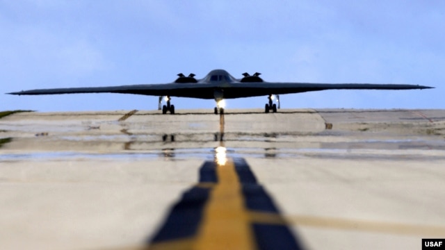 Máy bay ném bom B-2 Spirit của Không lực Hoa Kỳ đáp xuống Căn cứ Không quân Andersen ở Guam.