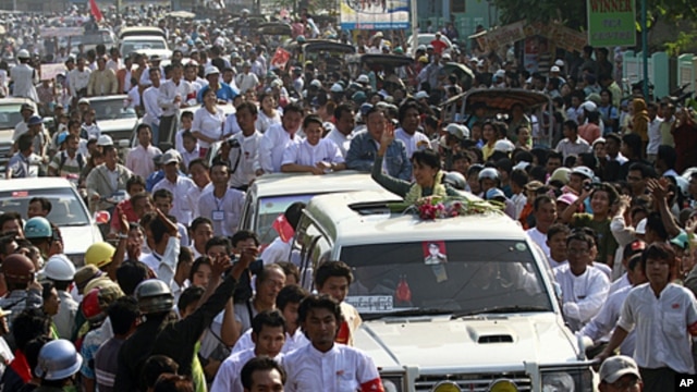 Burma's pro-democracy leader Aung San Suu Kyi waves her hand to supporters on her arrival in Dawei, about 615 km (380 miles) south of Rangoon, January 29, 2012.