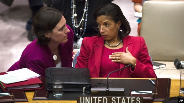 La embajadora de Estados Unidos ante la ONU, Susan Rice habla con una asistente durante una sesión del organismo. La embajadora expresó su satisfacción por la reelección de EE.UU. en el Consejo de Derechos Humanos.