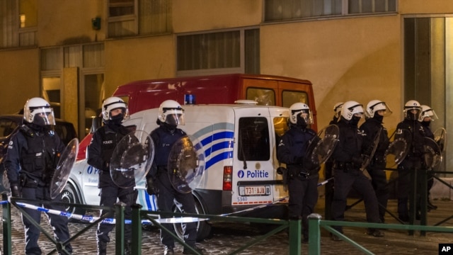 La policía de Bélgica realizó una redada en el vecindario Molenbeek en Bruselas donde resultaron heridas dos personas. Uno de los heridos es el fugitivo Salahn Abdeslam, de 26 años.