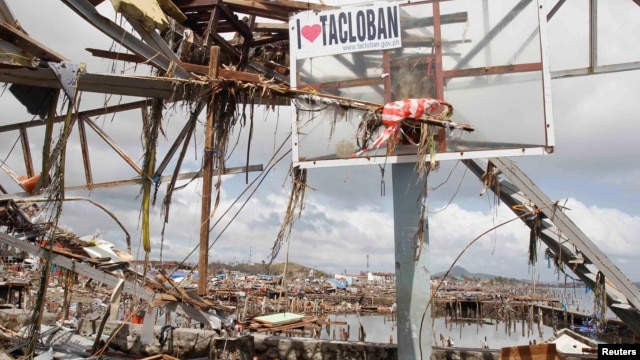Một ngôi làng tại thành phố Tacloban bị san bằng sau siêu bão Haiyan.