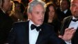 Michael Douglas reconoció públicamente en 2010 que padece de cáncer en la garganta, aunque dijo que lo tenía bajo control gracias a un estricto régimen de quimioterapias y radioterapias.