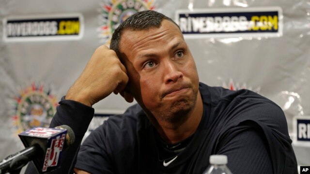 Alex Rodríguez escucha a preguntas de los periodistas. La MLB podría suspenderlo hasta por 100 juegos.