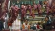 Para pedagang daging sapi menunggu pembeli di sebuah pasar di Jakarta. (Foto: Dok)