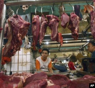 Para pedagang daging sapi menunggu pembeli di sebuah pasar di Jakarta. (Foto: Dok)
