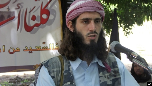 American-born Islamist militant Omar Hammami, 27, speaks during a news conference held by the militant group al-Shabab at a farm in southern Mogadishu's Afgoye district in Somalia. (May 11, 2011 file photo)