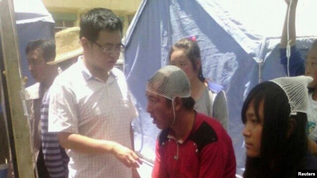 مجروحان زمین لرزه چین در حال دریافت کمک های پزشکی ، ۲۲ ژوییه ۲۰۱۳