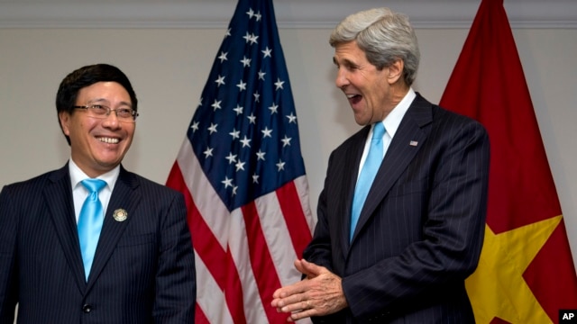 Ngoại trưởng Hoa Kỳ John Kerry và Bộ trưởng Ngoại giao Việt Nam Phạm Bình Minh.