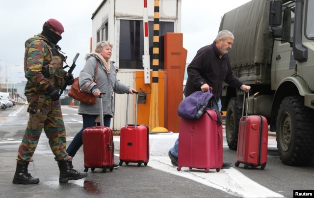 Binh sĩ Bỉ đi cùng với hành khách tại sân bay Zaventem ở Brussels, ngày 23/3/2016