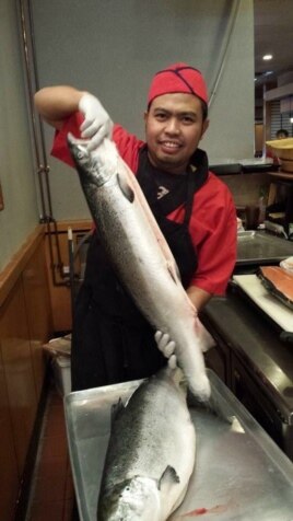 Sushi Chef asal Malang, Rahman Pananto, tengah bersiap memotong ikan untuk sushi (foto/dok: Rahman Pananto)