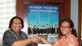 Pemenang Kontes Ngeblog bulan Maret menerima hadiah iPad 2 dari Direktur VOA Jakarta Frans Demon.