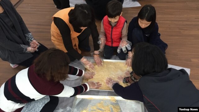 지난달 31일 서울 양천구 국제선센터에서 탈북민, 외국인들과 함께하는 설맞이 행사가 열렸다. 참가자들이 인절미 만들기 체험을 하고 있다.