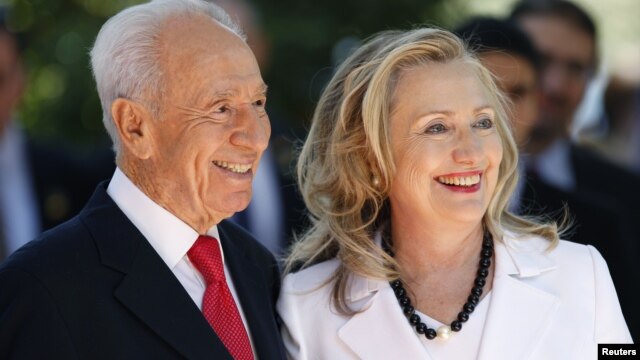 Ngoại trưởng Hoa Kỳ Hillary Clinton (phải) và Tổng thống Israel Shimon Peres trước cuộc họp tại Jerusalem hôm 16/7/12