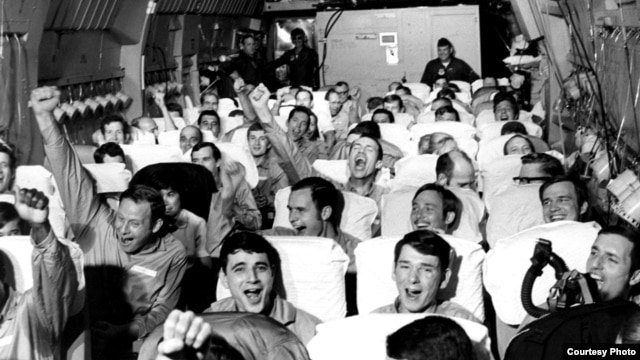 Những tù binh mới được trả tự do đang ăn mừng trên chiếc máy bay C-141A cất cánh từ Hà Nội, trong chiến dịch Operation Homecoming, 12/2/1973. (US Air Force photo)
