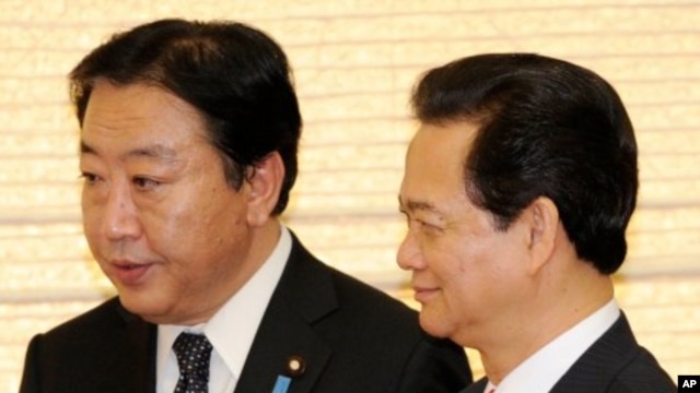 Japanese Prime Minister Yoshihiko Noda, left, escorts his Vietnamese counterpart Nguyen Tan Dung for their dinner at Noda's official residence in Tokyo on October 31, 2011.
