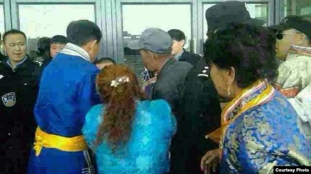 乌拉特前旗和乌拉特后旗的蒙古族牧民在巴彦淖尔市政府建筑前与警察推搡。（南蒙古人权信息中心照片）