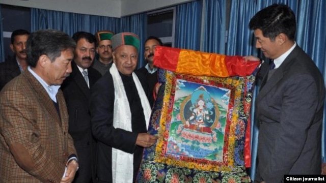 Sikyong Dr Lobsang Sangay (Right) presenting a Tibetan thangka painting to shri Virbhadra Singh (C). Sikyong is accompanied by Kalon Tsering Dhondup (left).