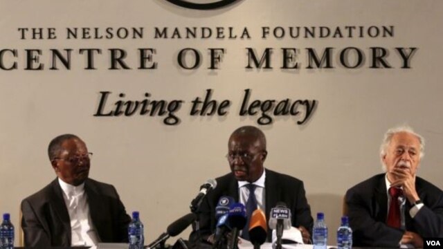 ဒုတိယ တရားသူႀကီးခ်ဳပ္ Dikgang Moseneke က ကြယ္လြန္သူ မစၥတာမဲန္ဒဲလားရဲ႕ ေသတမ္းစာကို ဖတ္ျပစဥ္။ (ေဖေဖာ္ဝါရီ ၄၊ ၂၀၁၄)