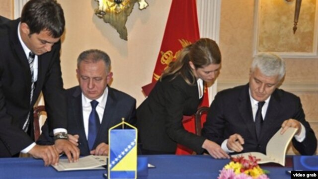 Potpredsjednik Vlade i ministar pravde i ljudskih prava Crne Gore Duško Marković i ministar pravde Bosne i Hercegovine Bariša Čolak ppotpisuju Ugovor o izručenju 