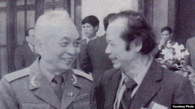 Tướng Giáp và tác giả ngay sau lúc Đại Hội VI bế mạc tại Hội truờng Ba Đình, tháng 12/1986.