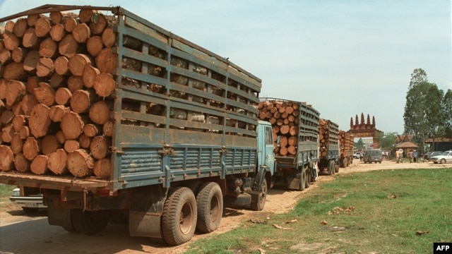 Xe tải chở gỗ băng biên giới Campuchia vào Việt Nam (Ảnh tư liệu của AFP).