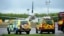 Un avión de la Pakistan International Airlines es rodeado por vehículos de emergencia en la pista del aeropuerto de Stansted, en el sur de Inglaterra.