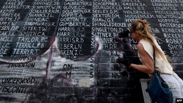 Bri Corry tham gia cùng các cựu chiến binh và thành viên cộng đồng làm sạch đài tưởng niệm Chiến tranh Việt Nam có tên 2.273 binh sĩ mất tích trong chiến tranh, ngày 29 tháng 5 năm 2016.