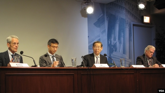 27일 미국 수도 워싱턴 DC 우드로 윌슨 센터에서 열린 한반도 세미나에 참석한 북한 전문가들. 왼쪽부터 로버트 서터 조지워싱턴대 교수, 마상윤 카톨릭대 교수, 선준영 북한대학원대 교수, 브루스 커밍스 시카고대 교수. 
