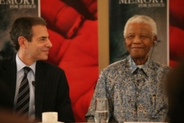 Tác giả cuốn sách Phong cách Mandela: 15 bài học về cuộc sống, tình yêu, và lòng can đảm, ông Richard Stengel, chụp cùng với ông Mandela