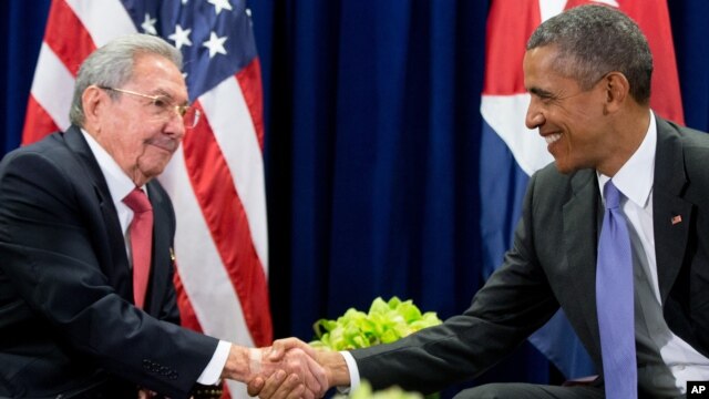 Tổng thống Barack Obama (phải) và Chủ tịch  Raul Castro bắt tay nhau trước cuộc họp của LHQ tại New York, ngày 29/9/2015. 