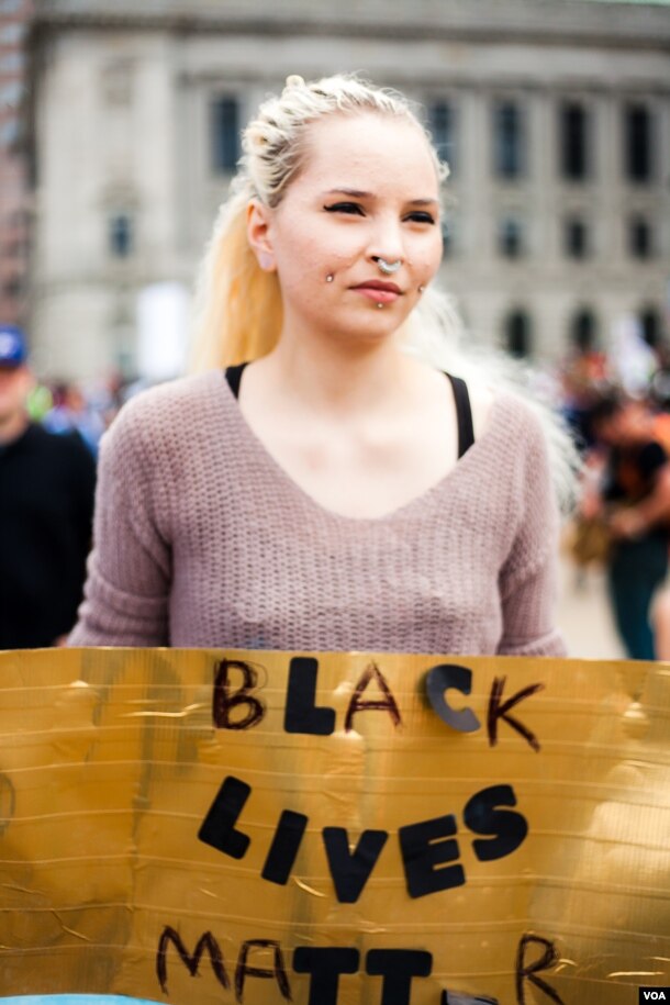 美国俄亥俄州克利夫兰市反川普示威游行中，有人拿着标语&ldquo;黑人的命也是命&rdquo;(美国之音常晓拍摄)