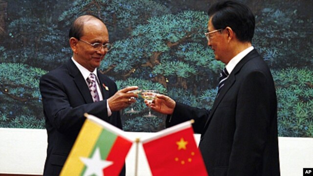 Burma's new civilian president, Thein Sein (L), shares a toast with Chinese President Hu Jintao after a signing ceremony in the Great Hall of the People in Beijing, (File).