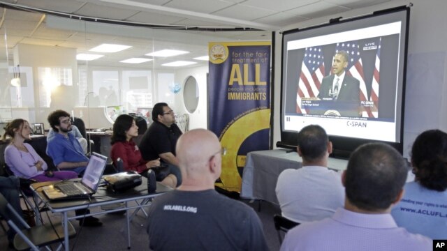 Sejumlah imigran ilegal dan aktivis imigrasi di Miami menonton pidato Presiden Barack Obama mengenai reformasi imigrasi (29/1). (AP/Alan Diaz)